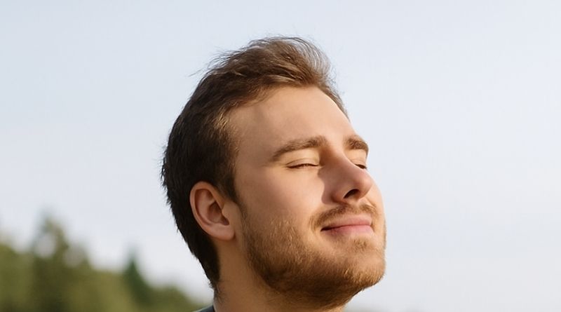 Avslappnad person med natur i bakgrunden som symbol för stressfri vardag